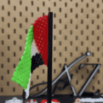 عرض متحرك لمجسم علم الإمارات المرن المطبوع بتقنية 3D مع سارية وقاعدة ثابتة
