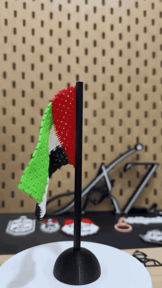 عرض متحرك لمجسم علم الإمارات المرن المطبوع بتقنية 3D مع سارية وقاعدة ثابتة